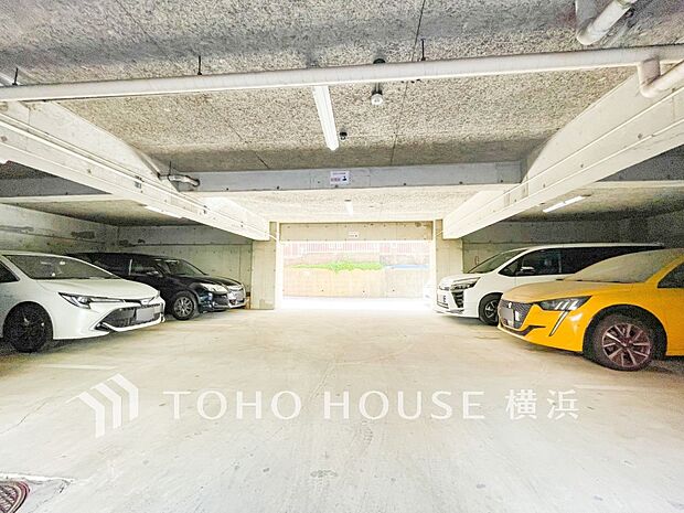 大切なお車を雨や風から守ってくれる屋内駐車場。（空き状況はお問合せ下さい）