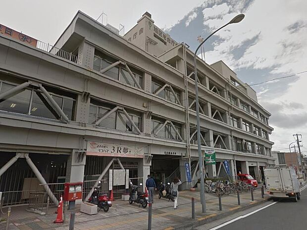 横浜市旭区役所　1400m　鶴ヶ峰駅徒歩7分。駐車場も設置され便利。庁舎4階の旭公会堂は地域住民のコミュニティスペースに。 