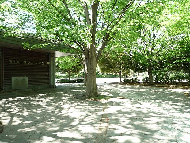 南本宿公園　1100m　春には桜がきれいな公園。公園内には芝生広場や果樹園などがあり、自然豊かな樹林の中を散策もできます。 