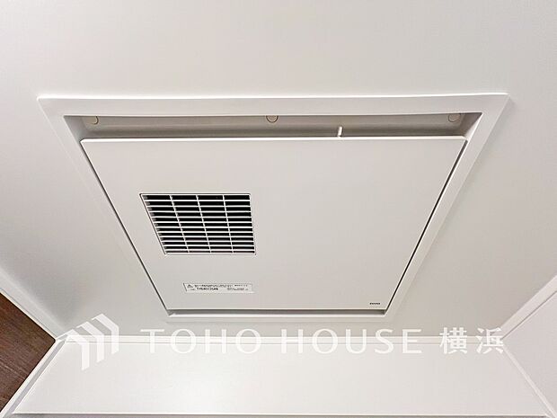 【浴室換気乾燥暖房機】　換気機能をはじめ、夜間や雨天時の衣類乾燥に便利な乾燥機能、暖房機能も搭載。