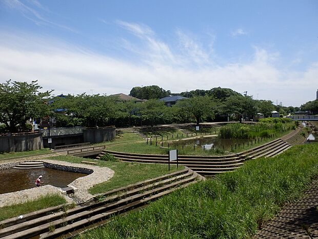 地蔵原の水辺　1000m　「じゃぶじゃぶ池」と呼ばれる水遊び用の池と小魚などが住む「生物池」があり地元の方の憩いの場。 