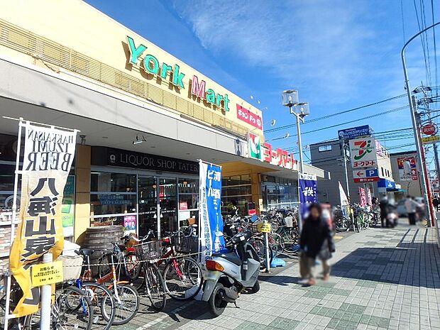 ヨークマート立場店　950m　駅前のお安いスーパーは、お出かけ帰りついでにお買い物ができるので便利ですね。 