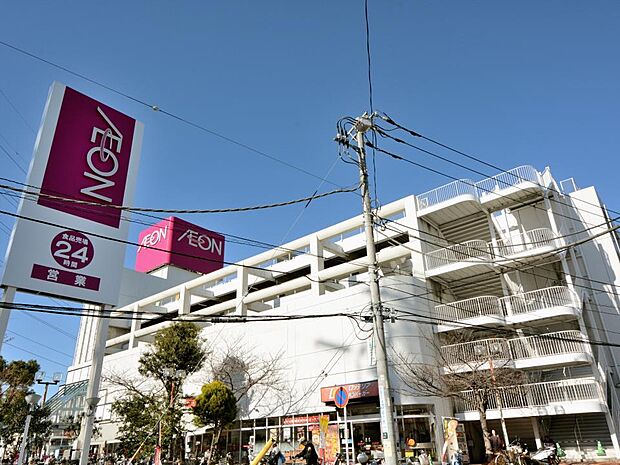 イオン駒岡店　1600m　1階の食料品売り場は24時間営業。無料立体駐車場270台完備。 