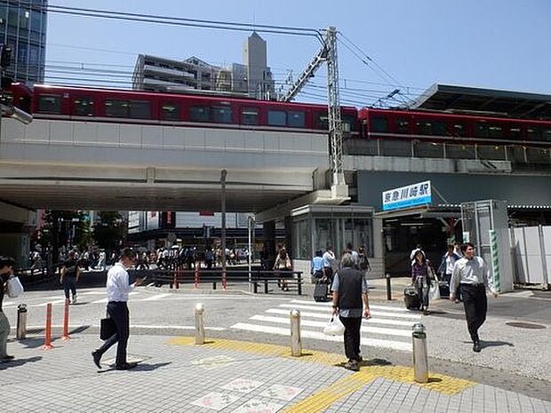 京浜急行線『京急川崎』駅　1200m　羽田空港まで京急線で直通アクセス。出張や帰省でエアポートを多くご利用される方に便利です。 