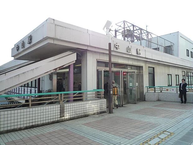 ＪＲ横浜線「中山」駅　1440m　ターミナル「横浜」駅へはJR横浜線快速利用で約20分、「新横浜」駅へは約8分。 