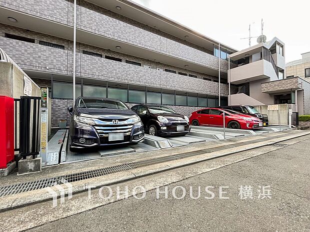 敷地内に駐車スペースがあると日々の暮らしのをスムーズに運ぶ事が出来ます。（空き状況はお問合せ下さい）