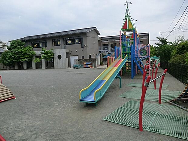認定こども園やまゆりキッズ横浜みずほ幼稚園　700m　園庭も広く大きな砂場と遊具でおもいっきり遊べます。音楽、剣道、英語、体育、作動の教育もあります。 