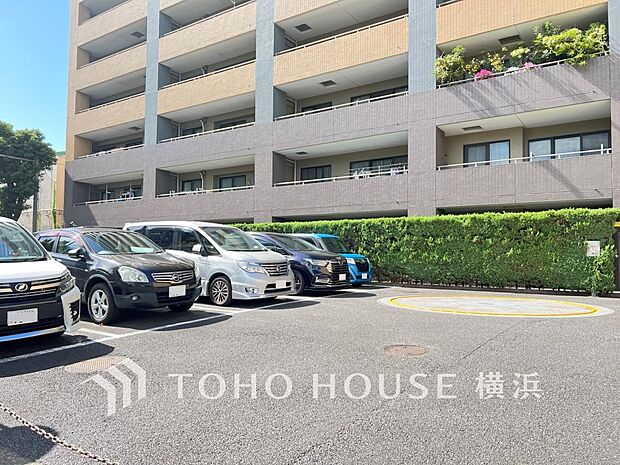 敷地内駐車場（空き状況はお問い合わせください）。