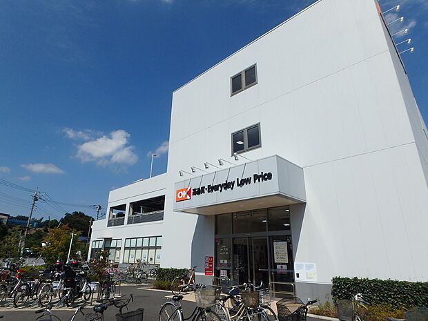 オーケー新吉田店　1100m　関東圏を中心にコスパの良い商品を取り扱うと話題のお店。週末にまとめ買いもいいですね。 