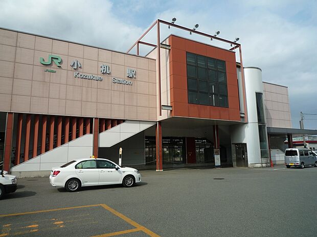 ＪＲ横浜線「小机」駅　1520m　日産スタジアムの最寄り駅。横浜駅までの所要時間は約17分。「新横浜」駅まではひと駅約3分の乗車。 