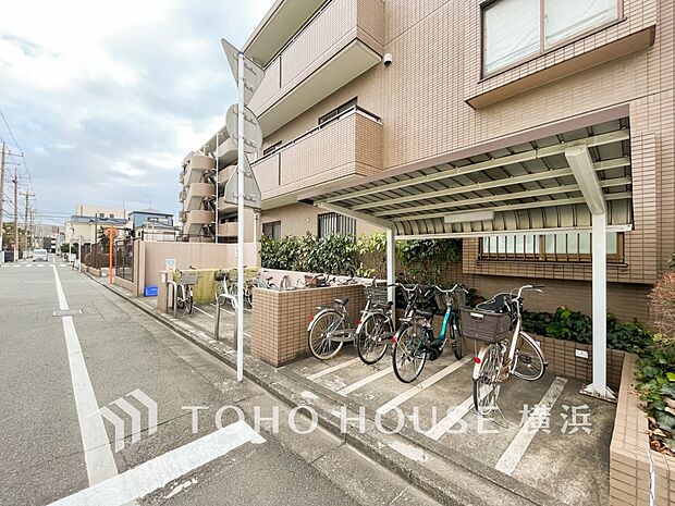 屋根付きの駐輪スペースは、雨風から大事な愛車を守ってくれます。