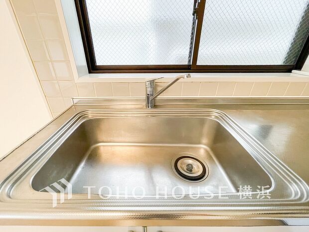 【キッチン】　一つのレバーで流量・温度の調節ができ、節水もしやすい蛇口です。