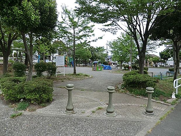 加賀原ぎんなん公園　300m　広い広場といろいろな遊具があり、お子様の遊び場にぴったり！地域の方の憩いの場となっています。 