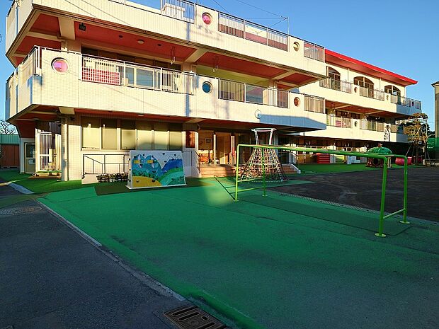 川崎市立中丸子保育園　180m　地域の親子が園庭で園児と一緒に遊んだり、室内でも遊べるよう、1部屋を開放。 
