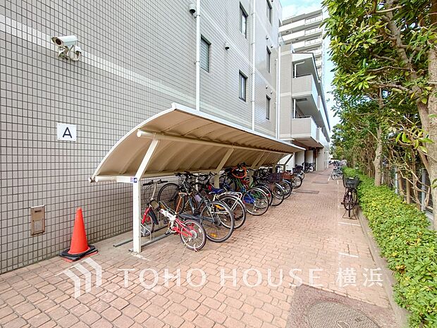 屋根付きの駐輪スペースは、雨風から大事な愛車を守ってくれます。