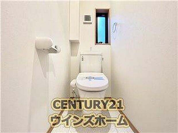 トイレは温水洗浄機能搭載なので、清潔に気持ち良くお使いいただけます！トイレットペーパーの節約にもなりますね。暖房便座で寒い日もあたたかです。