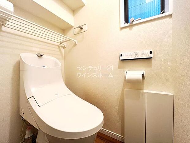 トイレは温水洗浄機能搭載なので、清潔に気持ち良くお使いいただけます！トイレットペーパーの節約にもなりますね。暖房便座で寒い日もあたたかです！