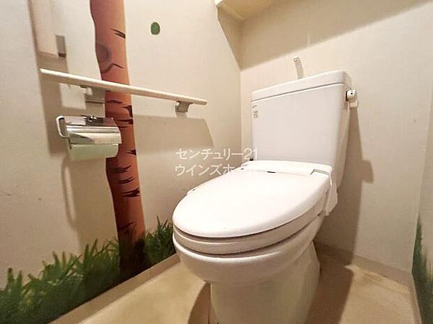 トイレは温水洗浄機能搭載なので、清潔に気持ち良くお使いいただけます！暖房便座で寒い日もあたたかです。吊り戸棚付きなのでトイレ用具や掃除用の洗剤などを収納できます！