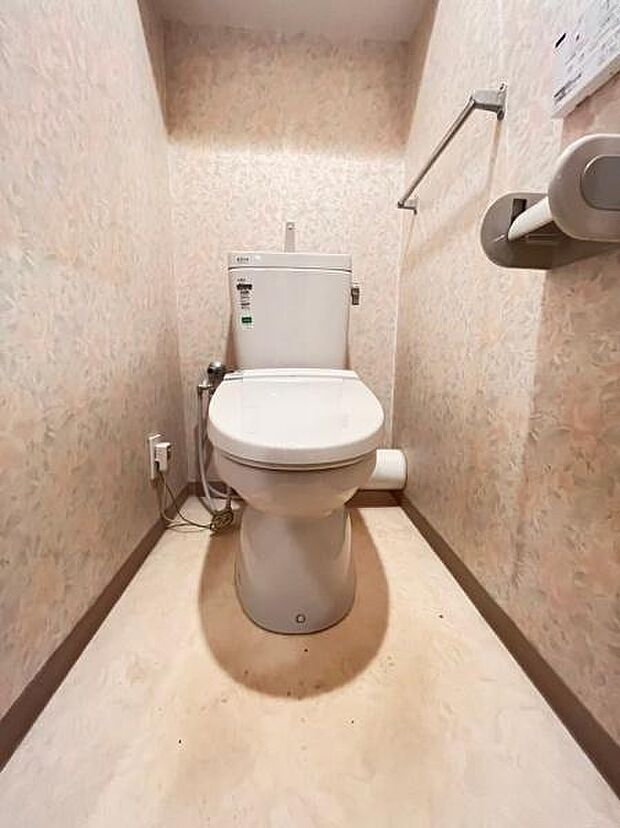 【トイレ】白を基調とした清潔感のあるトイレです。