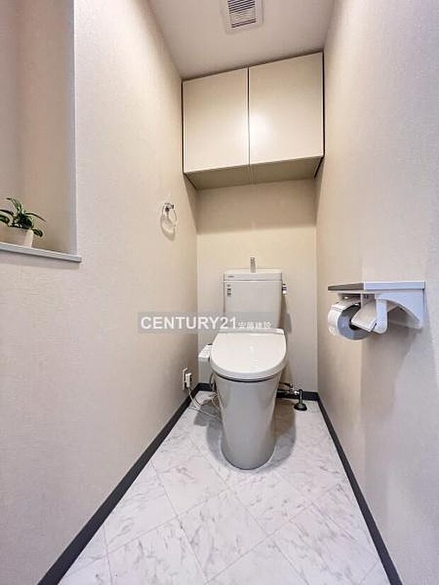 【　トイレ　/　toilet　】ウォッシュレット付きトイレ明るく清潔的で、ちょっとした棚があるのが嬉しいポイント！