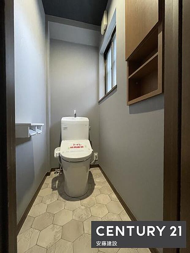 【　トイレ　/　toilet　】ウォッシュレット付きトイレ明るく清潔的で、ちょっとした棚があるのが嬉しいポイント！