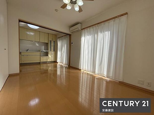 【　洋室　/　6帖　】二面採光で陽当良好、清潔感溢れるシンプルな洋室