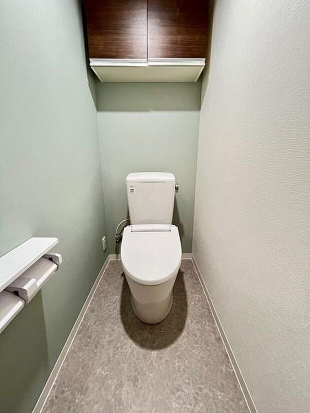 廊下からは入れる様に設計・リノベーションされたトイレです。デザイン・機能性はもちろん、空間の広さが自慢のトイレです！