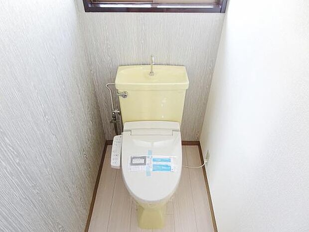 トイレには快適な温水洗浄便座付