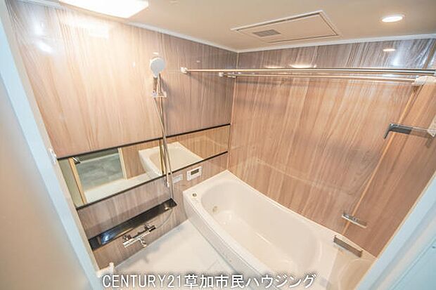 ウッド調の壁がオシャレなバスルーム。追い焚き機能付きでいつでも温かいお風呂に入れます