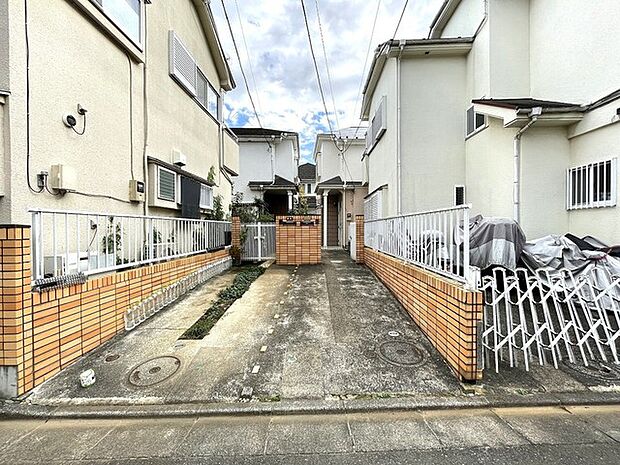 周辺は住宅が建ち並ぶ閑静な住宅街です。 