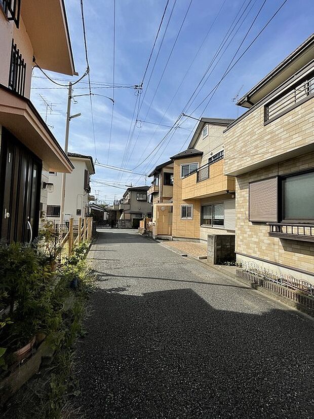 周辺は住宅が建ち並ぶ閑静な住宅街です。 