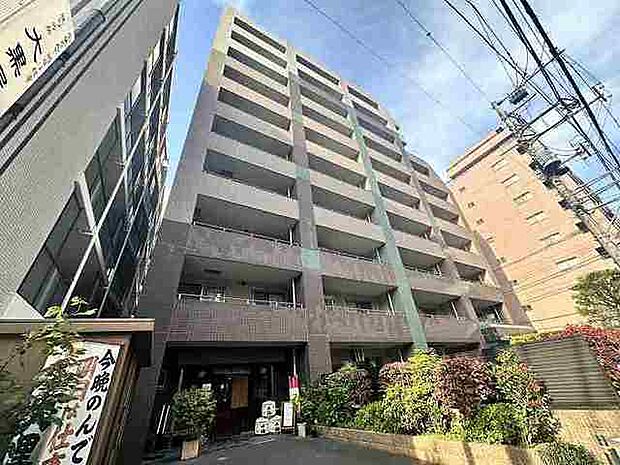 2005年に建築されたマンションの南西角10階のお部屋です。