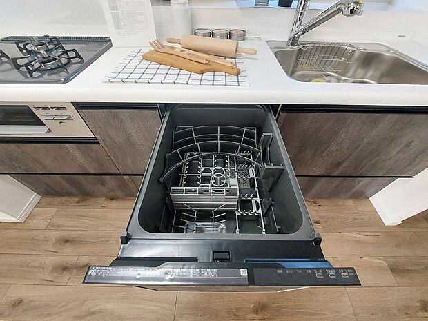 食洗機つきのシステムキッチン。毎日の家事に便利をプラスします