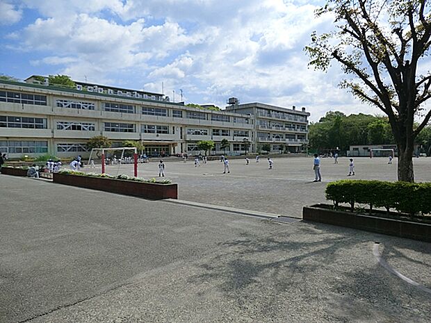 町田市立鶴川第三小学校　距離約500m