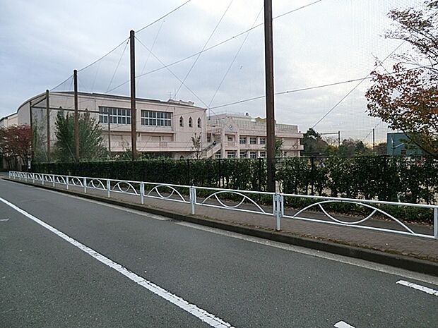 横浜市立中川西小学校　距離約1000m