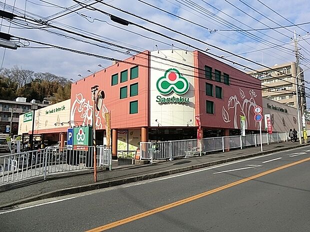 Santoku高田店まで619m、徒歩約7分です。鮮度も品揃えも豊富なスーパーです。自家製のパンが美味しいと評判です。