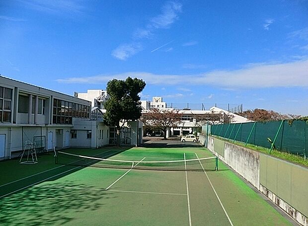 横浜市立高田中学校まで486m、徒歩約6分です。高台にある中学校です。体育館は改修工事をして大変きれいになりました。図書館もあります。