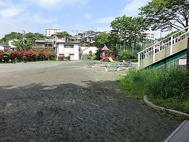 六ツ川公園まで926m、徒歩約11分です。広い公園には複合型遊具、ブランコ4台、砂場に広場もありお子様が元気よく遊んでいます。