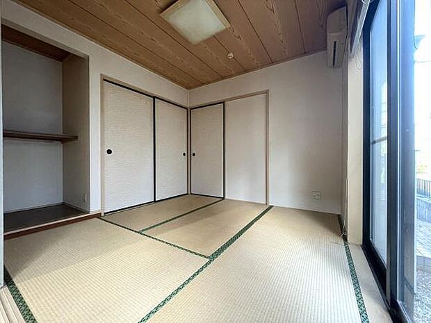 4.5帖の和室があります。玄関からそのまま和室に入ることができ来客も安心です