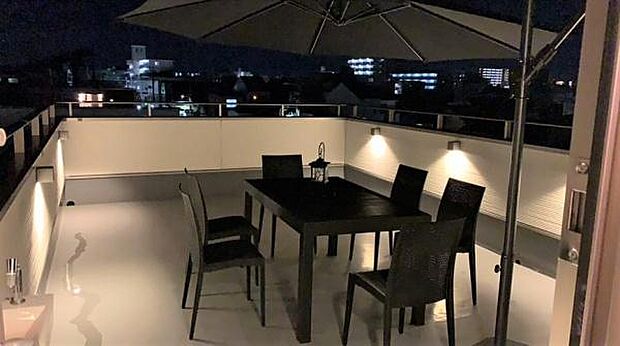 【バルコニー】広々としたルーフバルコニーがあり、テーブルを設置して夜景を眺めながらの食事も楽しめます！