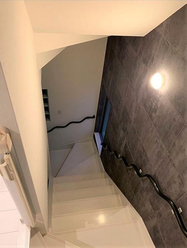 【室内階段】デザイン性のある手すり付きの室内階段。