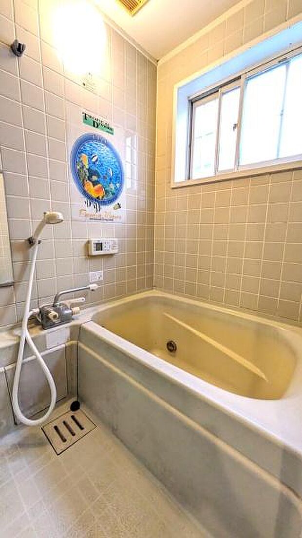 【浴室】シンプルで使いやすいデザインのバスルームです自然換気可能な小窓付き！