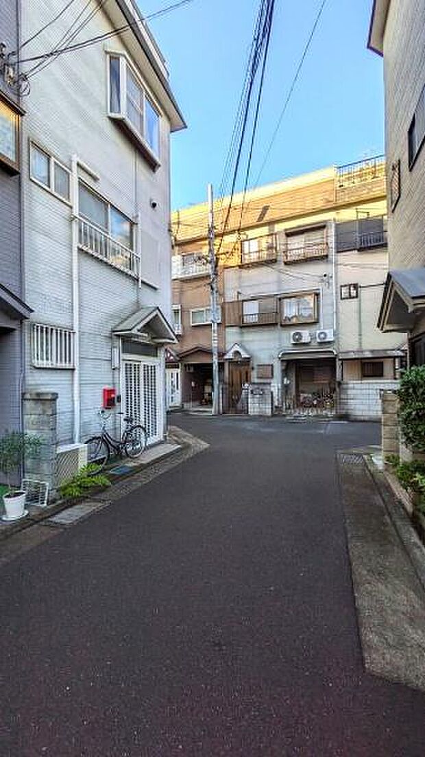 【前面道路】戸建が並ぶ閑静な住宅地です。