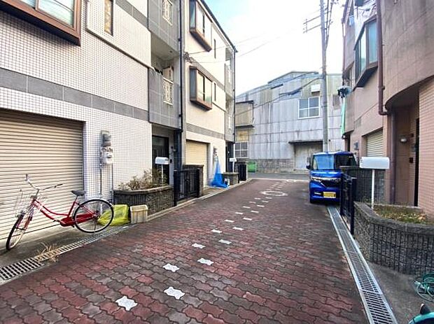 【前面道路】交通量の少ない前面道路です。