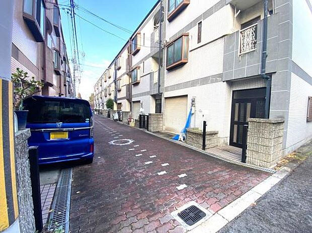 【周辺環境】車の出し入れも十分に行える幅のある前面道路です