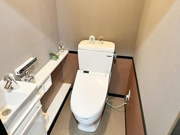 収納と手洗いのあるトイレです。