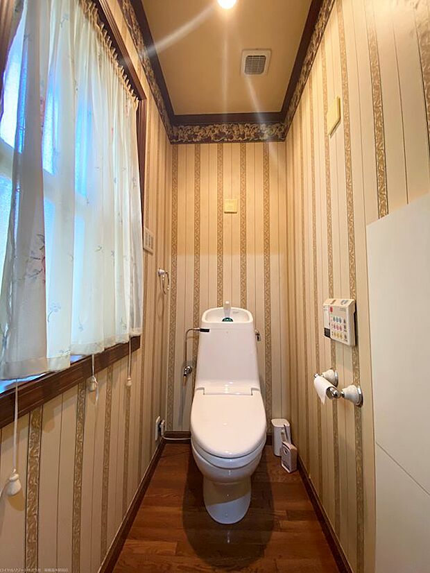 1階のトイレはクラシカルな内装です。鍵が故障しておりますので、ご承知おきください。