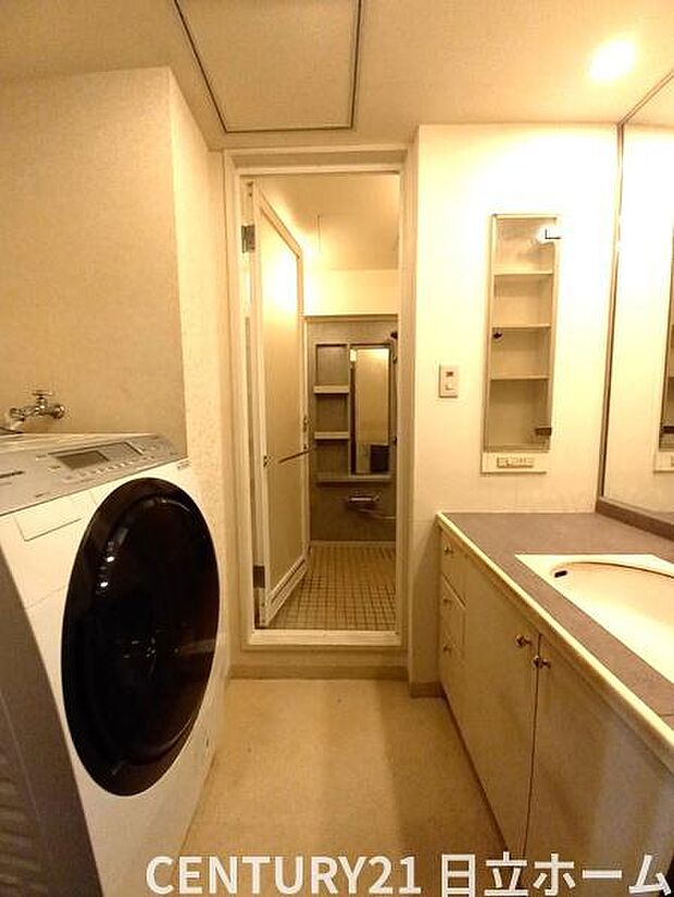 ドラム式洗濯機も楽々における脱衣室。