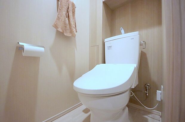 収納豊富なトイレは、トイレットペーパーなどもスッキリと片付けることが出来ます。