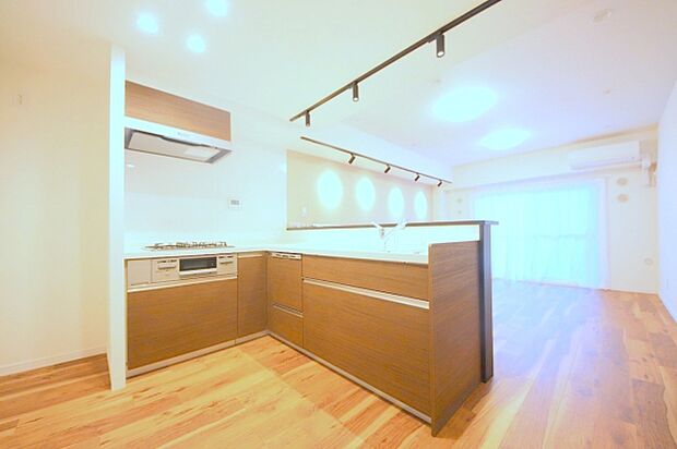 室内（2021年12月）撮影　キッチンには新たにキッチンストッカーを取り付けました　新規内装リフォーム済(2021年9月)室内　エアコン4台新規取付済